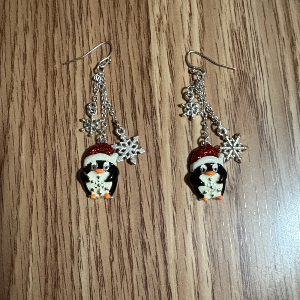 VINTAGE SANTA PENGUIN DANGLING SNOWFLAKE ACCENTS SILVER-TONE HOOK 2.5" EARRINGS - Picture 8 of 9